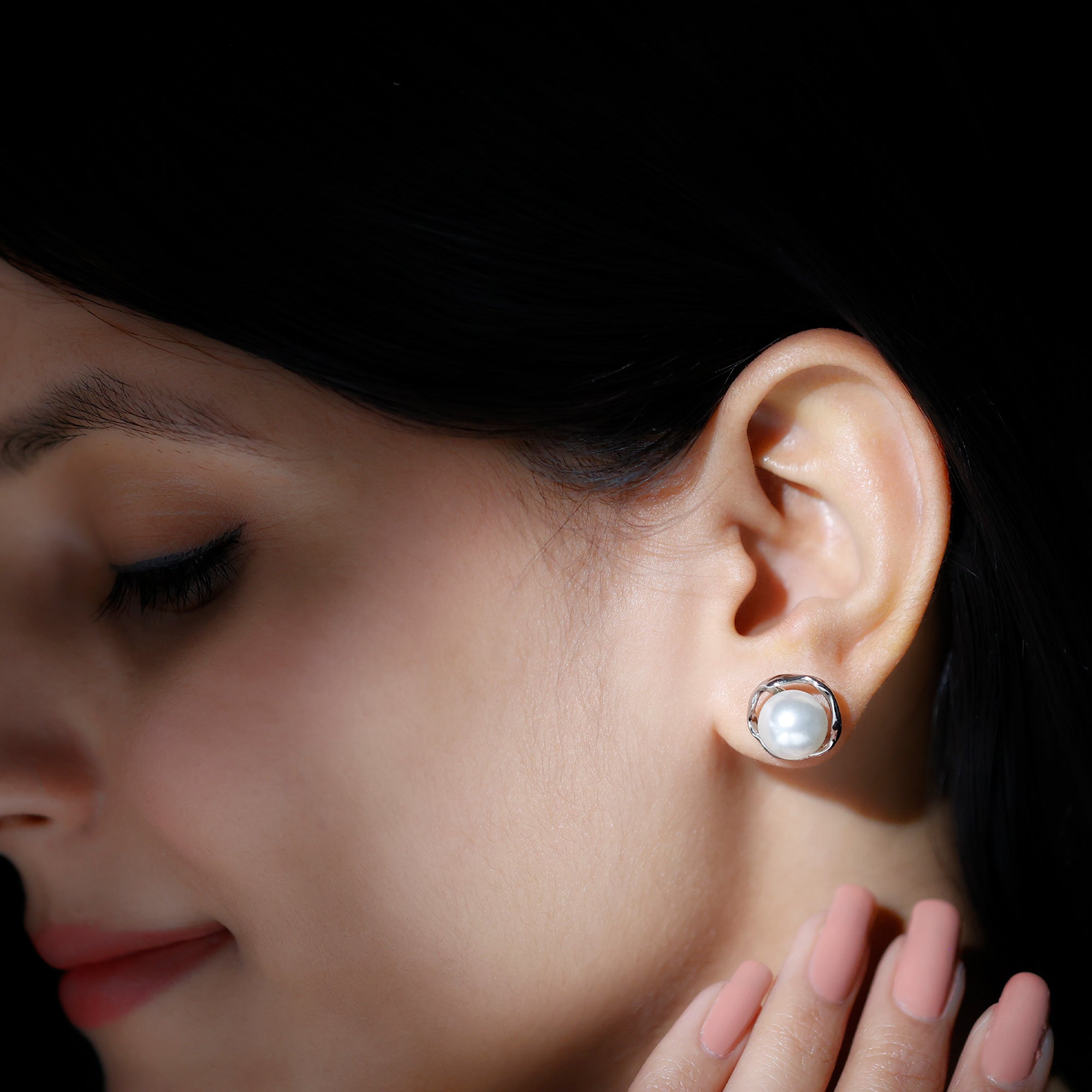 Natural 16 Carat Cultured Pearl Stud Earrings in Silver