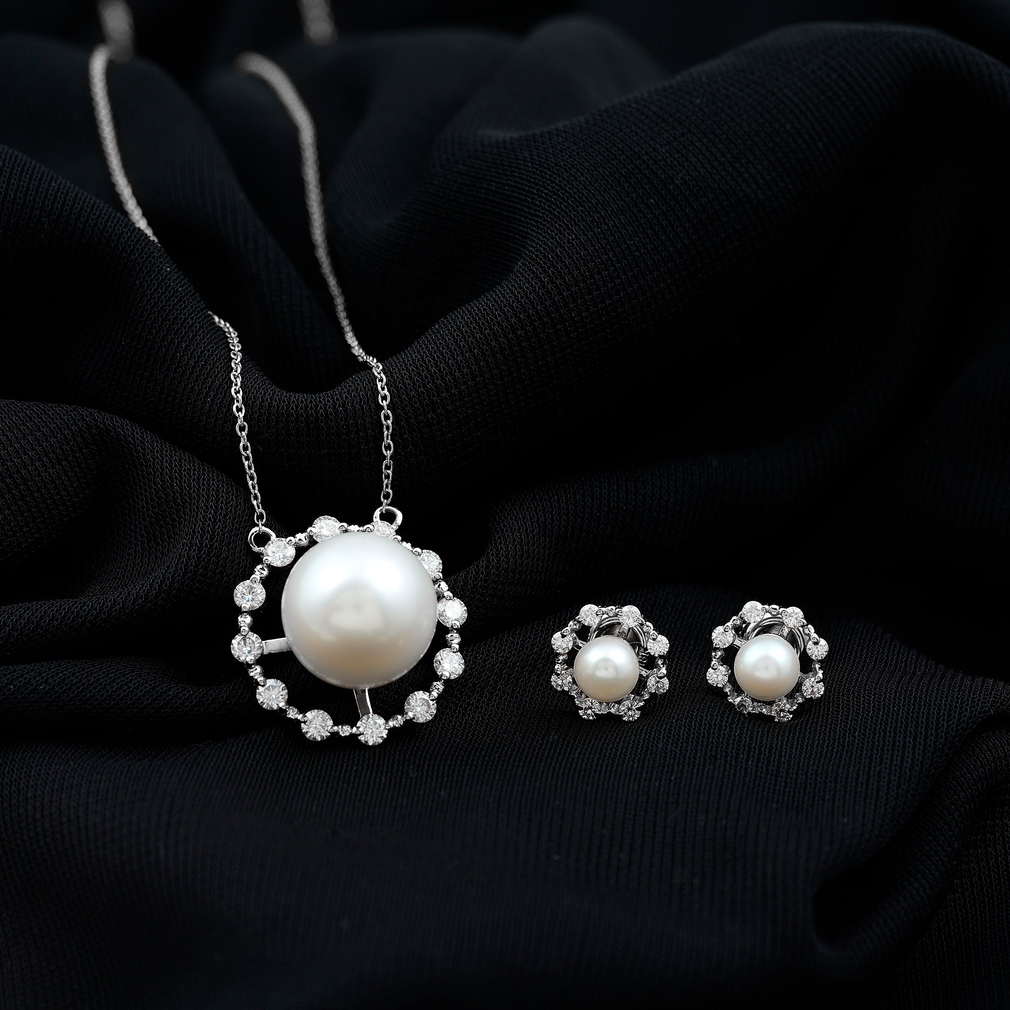 14 Carat Freshwater Pearl Halo Necklace and Earrings Set with Certificate