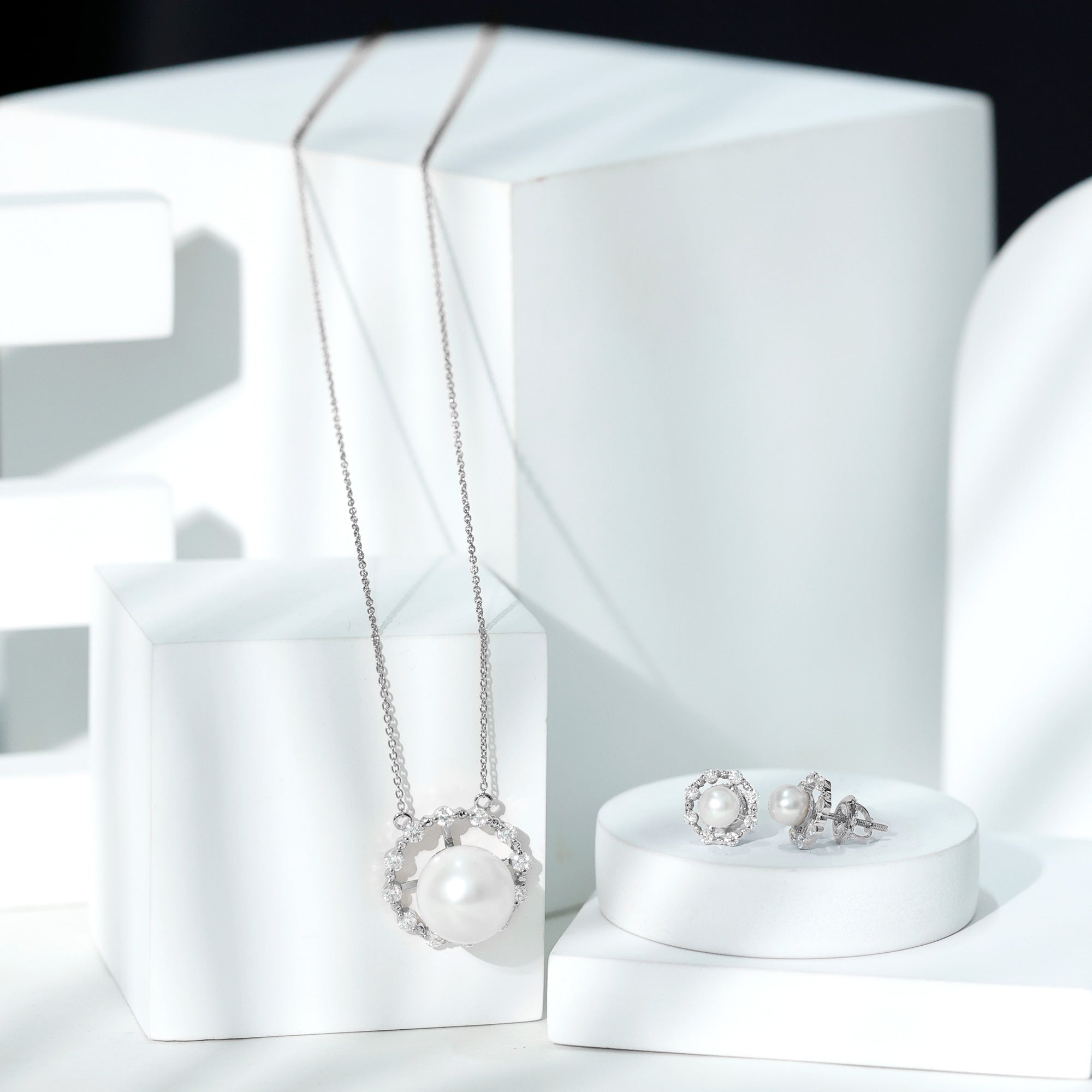 14 Carat Freshwater Pearl Halo Necklace and Earrings Set with Certificate