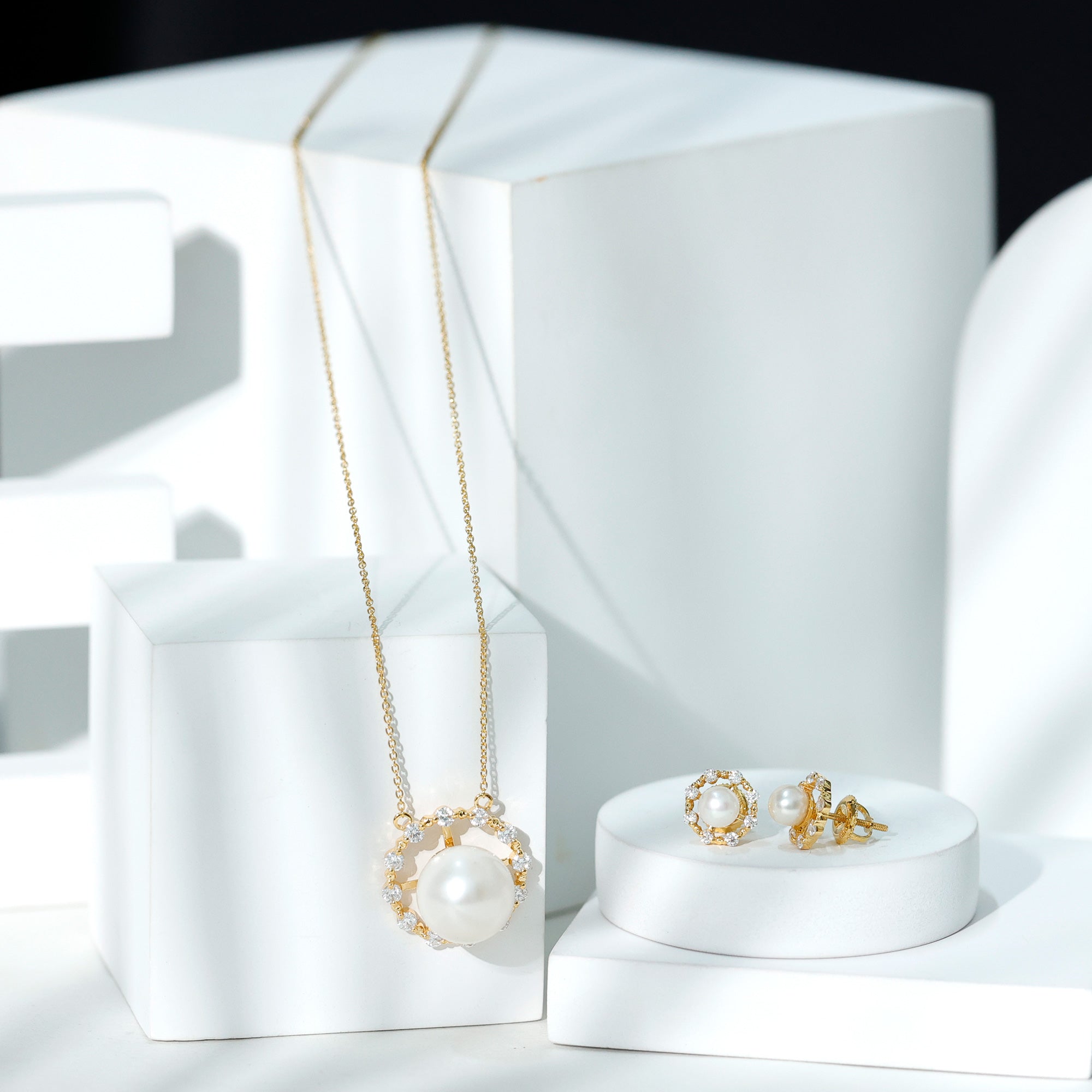 14 Carat Freshwater Pearl Halo Necklace and Earrings Set with Certificate